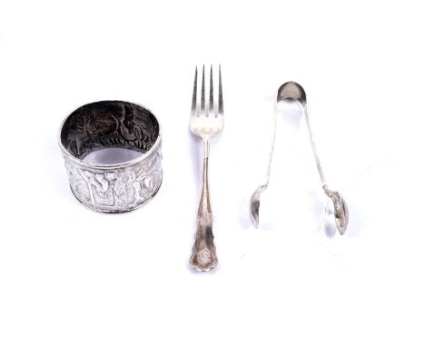 A Chinese white metal napkin ring, with embossed teaching scenes; together with a silver fork and pair of sugar tongs, 1.2oz 