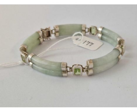 A silver jade and peridot bracelet 7 inch