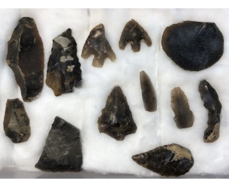 Collection of Neolithic artefacts from circa 4000-2000 B.C. Lovely collection of barbed + tanged arrowheads, a scraping tool,
