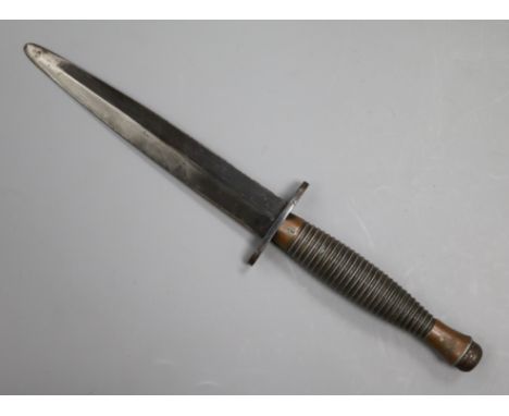 A World War II Fairburn Sykes 3rd pattern commando fighting knife, broad arrow mark stamped 2. L 28cm