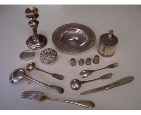 A collection of silver items to include 4 early 20th Century thimbles, a mustard pot by J.B.Chatterley and Sons of London wit