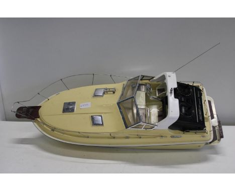 A vintage Challenger 250 sport remote control speed boat & remote (needs battery pack) untestedlength 73cm 