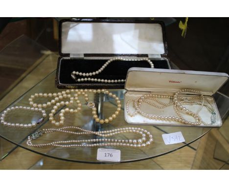 A shelf full of assorted pearl necklaces 