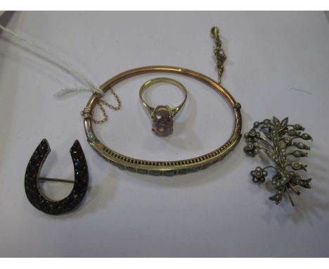 A (probably) emerald set bangle, together with an amethyst ring and three brooches (5)