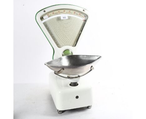 An Avery enamelled shop balance scale, weighing up to 2lb 