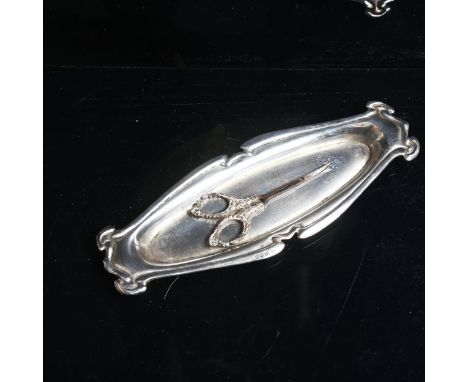 An Edwardian Art Nouveau silver vanity tray, by Deakin &amp; Francis, hallmarks Birmingham 1906, length 24cm, and a pair of s