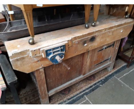 A joiner's work bench with affixed vice, length 152cm. 