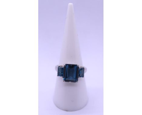 White 9ct gold topaz set ring - Size N 