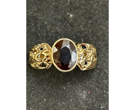9ct Gold ring set with garnet Weight 4.2g Size R - band cut