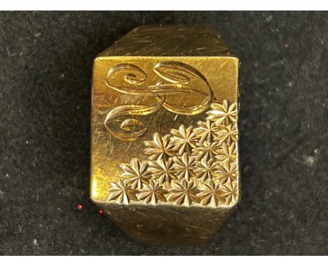 9ct Gold gents signet ring inscribed with the letter R, inscription to inside of the ring Weight 7.1g Size X 