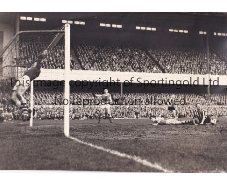 ARSENAL V NEWCASTLE UNITED 1960      A 12" X 8" black &amp; white action Press photograph from the match on 17/9/1960.    Gen