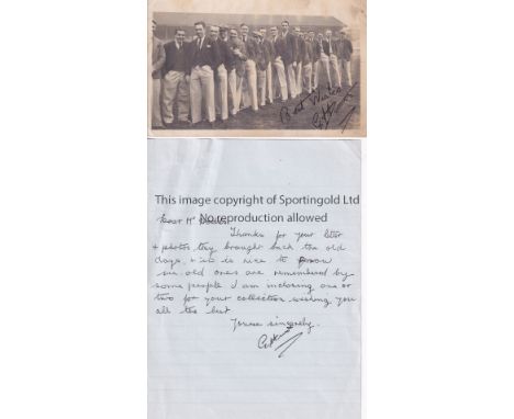 GEORGE HUNT / TOTTENHAM HOTSPUR / AUTOGRAPHS      A black &amp; white postcard of the Tottenham players on the pitch in the c