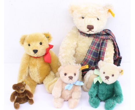 Steiff: A collection of five assorted unboxed Steiff bears to comprise: 654459, 0211/15, 030727 and two others with ear tags 