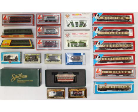 Model Railway: A collection of assorted boxed OO Gauge to include: boxed Airfix tank locomotive, together with various coache