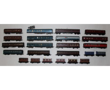 Model Railway: A collection of twenty-four assorted unboxed OO Gauge model railway coaches. General condition is very good. P