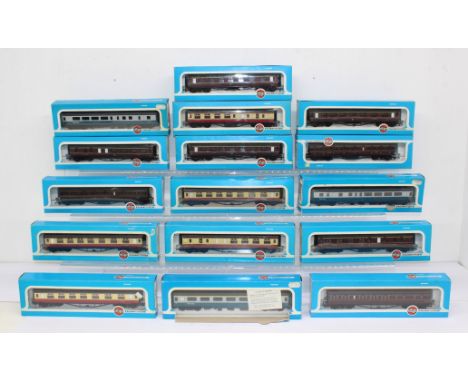 Model Railway: A collection of sixteen boxed, OO Gauge, Airfix coaches, varying examples. General condition is very good. Box