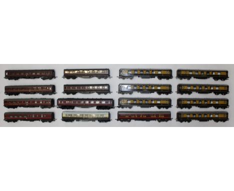 Model Railway: A collection of sixteen assorted unboxed OO Gauge model railway coaches to include Pullman and other examples.