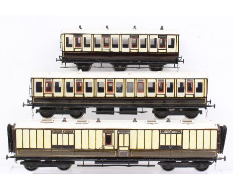 Model Railway: A collection of three O Gauge kit built, model railway coaches, maker unknown. General condition is good, some
