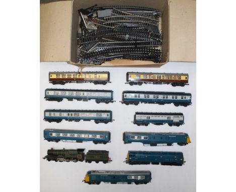 Model Railway: A collection of assorted unboxed OO Gauge model railway to include: Cardiff Castle locomotive, coaches, and tr