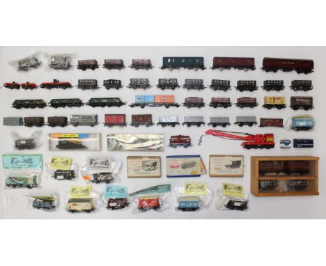 Model Railway: A collection of assorted unboxed OO Gauge model railway rolling stock. General condition is very good. Please 