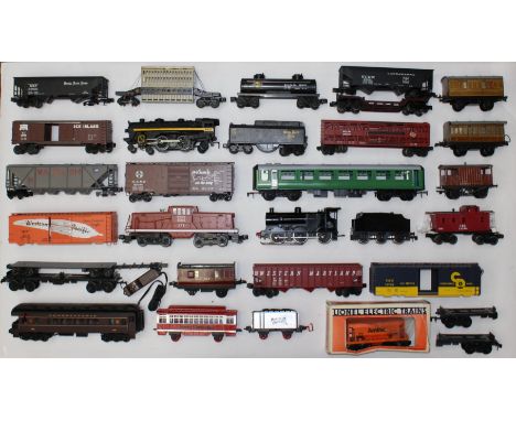 Model Railway: A collection of assorted O Gauge model railway to include: Lionel Nickel Plate Road locomotive, another locomo