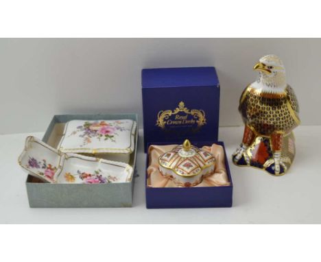 A COLLECTION OF ROYAL CROWN DERBY WARES, to include a honeysuckle pattern trinket box &amp; cover, in original box 