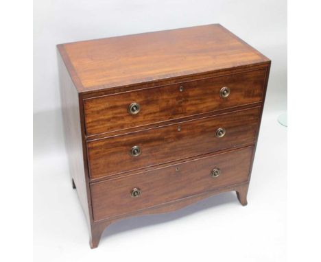 A REGENCY MAHOGANY CADDY TOP CHEST OF THREE DRAWERS, having crossbanded top, circular ring knop handles and splayed feet, 84c