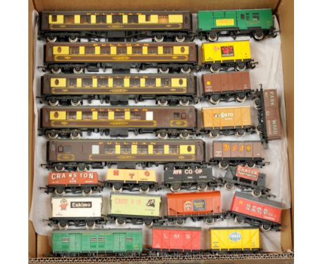 Wrenn unboxed Passenger and Goods Rolling Stock comprising 5 x brown and cream Pullman Cars with brown tables (1st Class "Ari