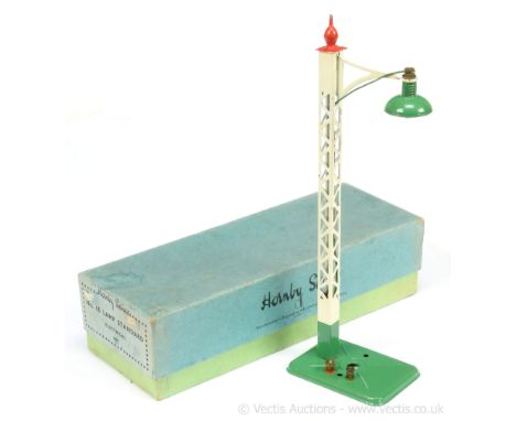 Hornby O Gauge 1E Lamp Standard.  Late issue version with green base, lampshade and red finial, Excellent to Excellent Plus i