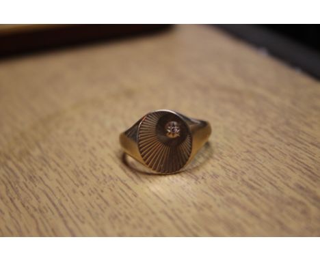A GENTS 9CT GOLD CYGNET RING