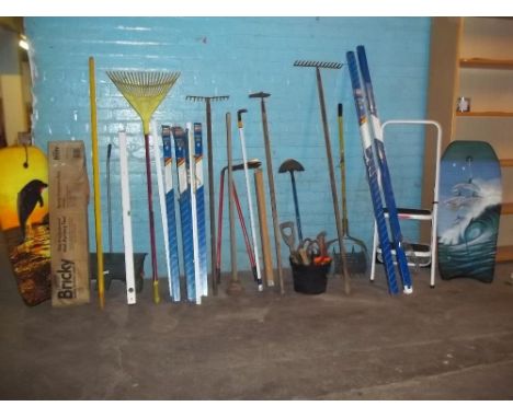 A LARGE SELECTION OF GARDEN TOOLS TO INCLUDE A STEP LADDER