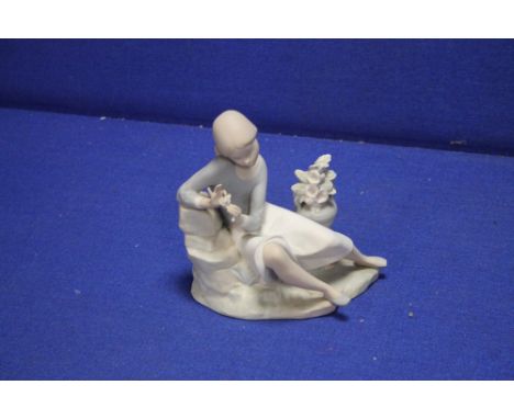 A LLADRO FIGURINE