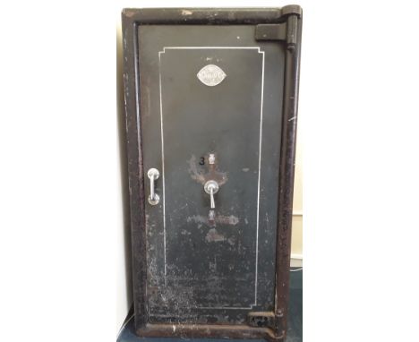 A LARGE HEAVY CHUBB SAFE H 48" W 29" D 26"&nbsp; PLEASE NOTE THIS ITEM IS OFFSITE A VIEWING CAN BE ARRANGED
