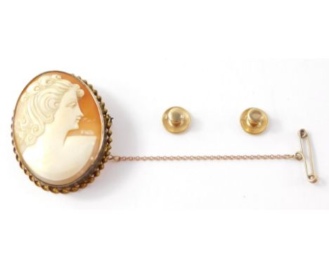 Two 9ct gold shirt studs, together with a 9ct gold and shell cameo brooch, bust portrait of a lady, on safety chain with pin,