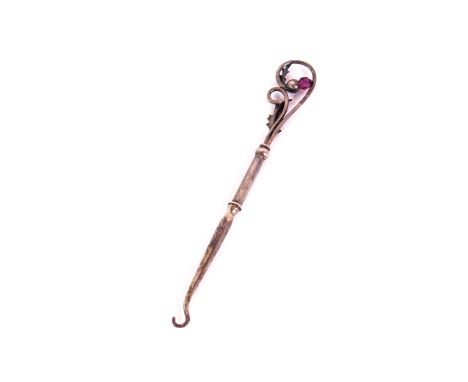 An Edward VII silver button hook, with thistle terminal, Birmingham 1905, .34oz.