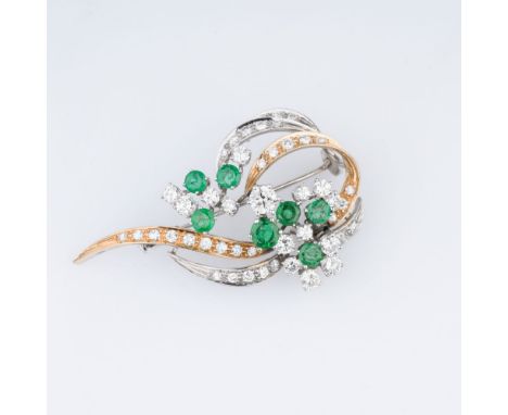 Vintage Smaragd-Brillant-Brosche. Mitte 20. Jh. 18 kt. WG mit GG, gest. Geschweifte Stege und Blüten mit 7 farbfeinen Smaragd