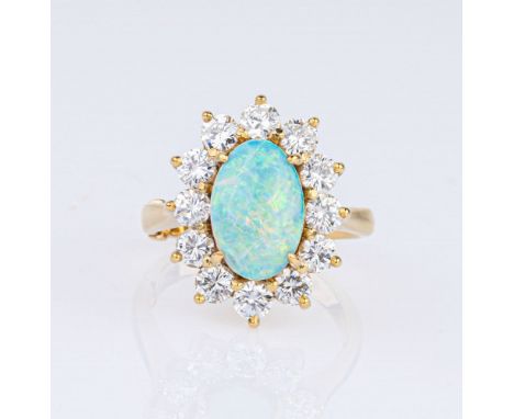 Opal-Brillant-Ring. 18 kt. GG, gest. Der ovale Opal-Cabochon (ca.11,6 x 7,8 mm, verso verbödet) umfasst von 12 Brill. zus. ca