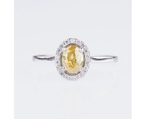 Fancy Diamant-Ring mit kleinen Brillanten. 18 kt. WG, gest. Der feinfarbige Fancy Diam. im Ovalschliff 1 ct. Fancy Intense Ye