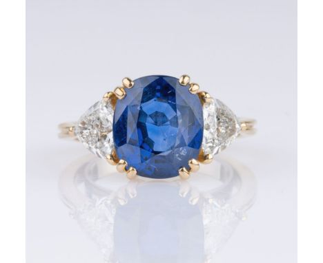 Hochfeiner Ring mit natürlichem Ceylon Saphir und Diamant-Besatz. 18 kt. GG. Unbehandelter Ceylon/Sri Lanka Saphir von intens
