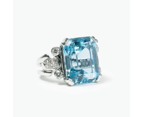 Farbfeiner Aquamarin-Diamant-Ring 'Santa Maria'. 14 kt. WG. Der Aquamarin im Smaragd-Schliff ca. 20 ct. (ca. 17,2 x 13,7 x 9,