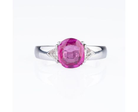 Juwelier Wempe. Vivid Pink-Saphir-Ring mit Diamant-Besatz. 18 kt. WG, gest. Hochfeiner Vivid Purplish Pink Saphir im Cushion 