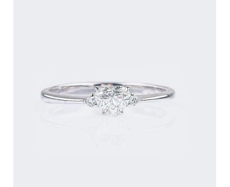 Zierlicher River Diamant-Ring 'Herz'. 18 kt. WG, gest. Zierlicher Reif mit Diam. im Herzschliff 0,41 ct. Hochfeines Weiß/Rive