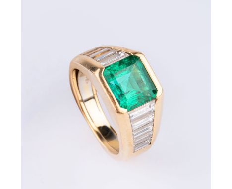 Hochfeiner Smaragd-Diamant-Ring. 18 kt. GG. Erhöhte Schauseite mit einem hochfeinem, farbtiefen Smaragd Kolumbianischer Quali