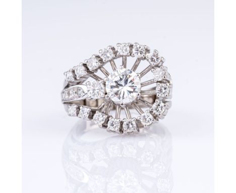 Vintage Brillant-Ring mit feinem Solitär. Um 1960/70. 18 kt. WG, gest. Der zentrale Solitär ca. 1,10 ct. Feines Weiß(G).vvs. 