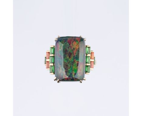 Edelopal-Ring mit Brillant- und Farbstein-Besatz. 18 kt. GG, gest. Hochgewölbter, dunkler Edelopal in Square-Cabochon Form mi