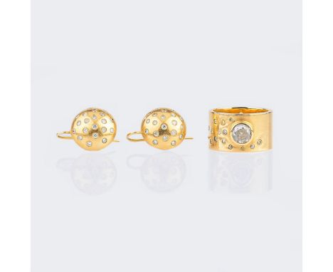 Brillant-Bandring und Paar Brillant-Ohrhänger. 18 kt. GG, Ring gest., MZ: CMG, tlw. Tragespuren. Buttonförmige Haken-Ohrhänge