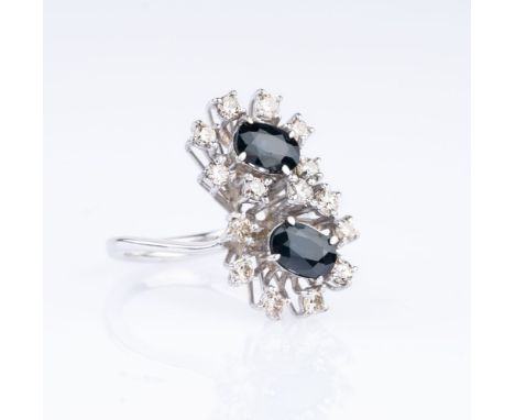 Saphir-Brillant-Ring 'Toi-et-Moi'. 18 kt. WG, gest., Sheffield Import Marke. Zwei Saphire im Ovalschliff zus. ca. 1,10 - 1,20