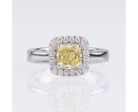 Fancy Diamant-Brillant-Ring. 18 kt. WG, gest., MZ: HRH. Der zentrale Fancy Diam. im Cusion Mixed Cut 1,43 ct. Fancy Yellow.vs