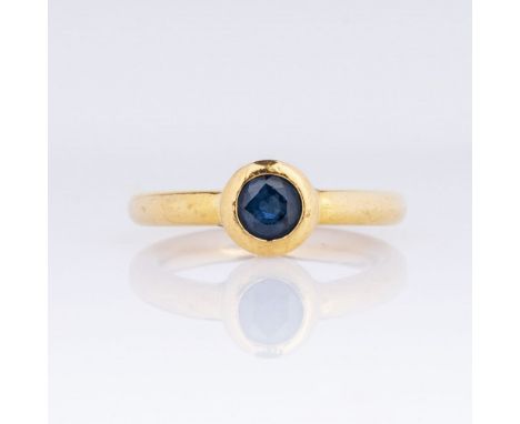 Saphir-Ring. 21 kt. GG, gest. 900. Zargengefasster Saphir im Rundschliff ca. 0,85 ct. (ca. Dm. 6,1 mm, H. 3,2 mm). Reif B. 3 