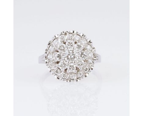 Brillant-Ring. 14 kt. WG. Erhöhter runder Ringkopf mit 25 Brill. zus. ca. 1,10 ct. Feines Weiß(F)-Weiß(H).vvs-vs. Ringkopf Dm